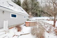 Lovely mountain retreat with amazing views, game room, firepit, & woodstove