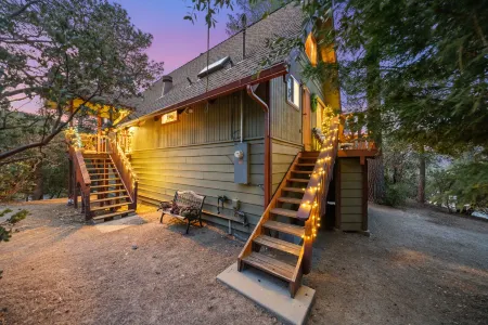 Luxury Mountain Retreat with Hot Tub and Forest Views - Stunning Sanctuary