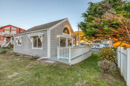 Enchanting Ocean View and Cozy Jacuzzi - Romantic Cottage Retreat