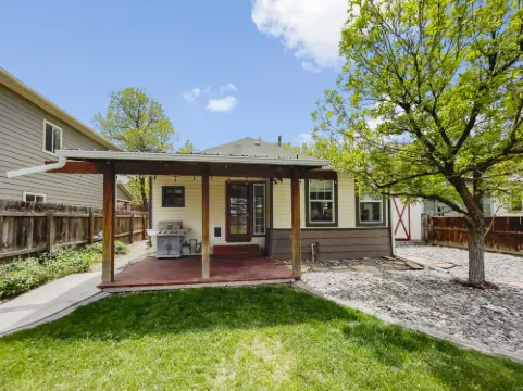 Charming Cottage with Hot Tub and Spacious Backyard - Cozy Retreat
