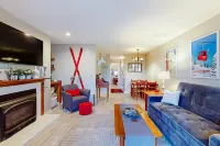 Charming condo near skiing and trails with gas fireplace, deck, and tennis court Hotels in Warren