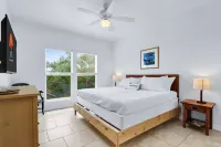 Charming Hideaway with Amazing Views and Cozy Decor - Inviting Retreat