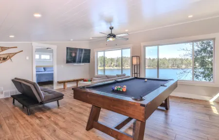 Shoreview Sunset Cottage