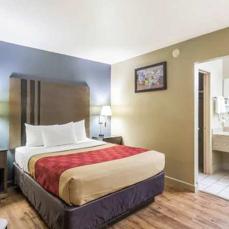 Econo Lodge Inn & Suites I-35 at Shawnee Mission
