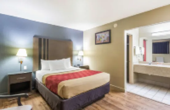 Econo Lodge Inn & Suites I-35 at Shawnee Mission