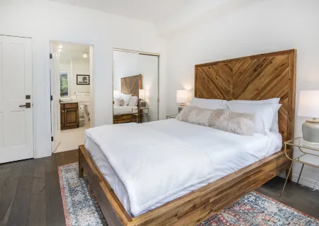 Stellar Mountain Views and Cozy Fireplace - Charming Alpine Retreat