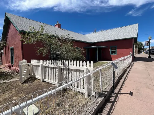 Charming 1800's fully modernized farmhouse in downtown Silver City- pet friendly