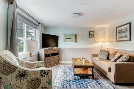 Spacious Living Area and Kitchenette - Charming Family Escape Отели в г. Нетартс