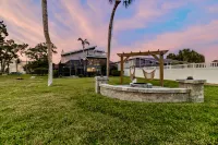 Heated Pool, Dock and Kayaks - Luxurious Waterfront Retreat