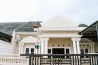 Homestay Zhafira Hotels near PodoMoro Copy & Print