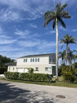 Aloha  Royal Palms!  - Awesome private lodging on the water! Rural King附近的飯店