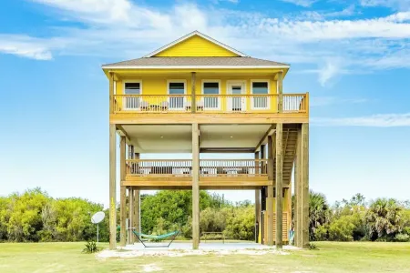 Oceanfront Serene Coastal Escape in Crystal Beach, TX: Yellow Daisy by the Sea