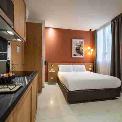 Corner-Set Cholet Centre Rooms