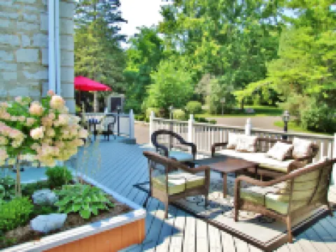 惠特尼莊園全套房酒店