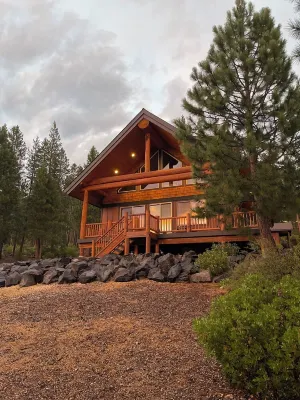 Log style Cabin near Crater Lake with Mountain Views!