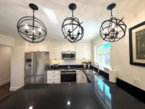 3bd/2ba Remodeled Luxury Home + Steam Shower!
