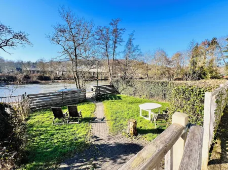Maison proche rivière avec jardin