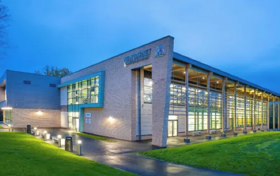 Entire 2 Bedroom House 7m To Station