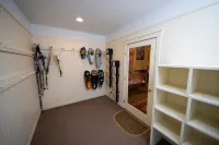 Luxury 6Br Solitude Ge- Indoor Bball Court, Private Tub 6 Bedroom Home by Redawning Hotels in Ludlow