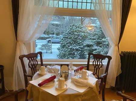 Windsor Guest House Отели рядом с достопримечательностью «Дэвид Томпсон Секондари Скул»