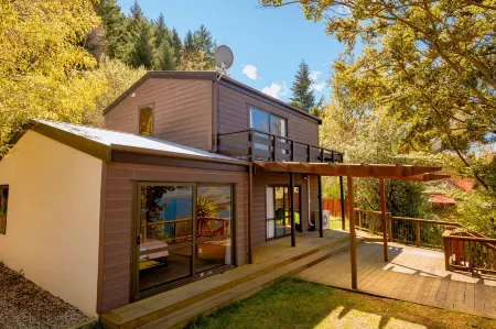 The Lodge   Plush  Quiet   Picturesque Отели рядом с достопримечательностью «St Peter's Anglican Church»