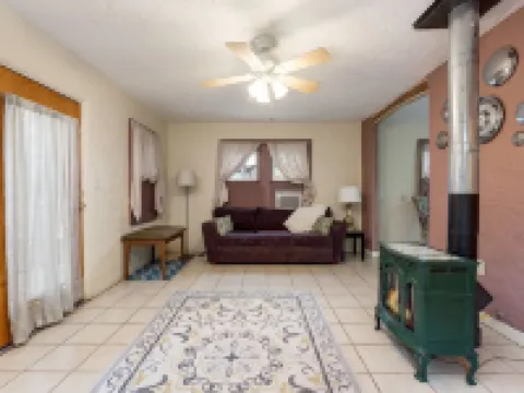 Casa de Colores - Cheerful 1 Bed, Full Bath House Hotels in Truth or Consequences