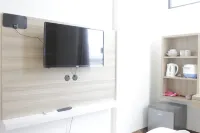 Modern and Comfy Studio Apartment at Lodge Paskal Near Binus University Hotels in Andir