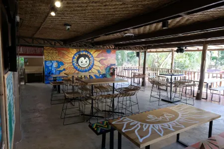 Mad Monkey Siquijor Отели рядом с достопримечательностью «Old Enchanted Balete Tree»