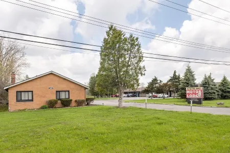 Stay in Browntown for 4: Cozy Room with MiniFridge