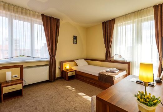 Family Hotel Bulgaria의 아늑한 분위기를 보여주는 정원