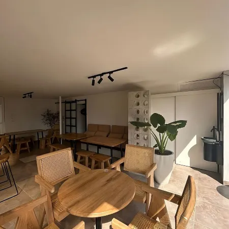 Kromatic Hostel Отели рядом с достопримечательностью «Научный музей Explora Park»