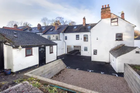 Bondgate Hotel East Midlands Airport Отели рядом с достопримечательностью «Charnwood Forest Alpacas»