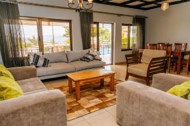 3-Bed Home Sleeps 6 with Free Parking