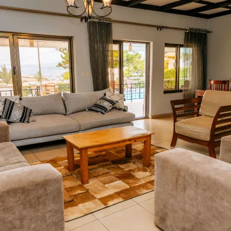 3-Bed Home Sleeps 6 with Free Parking
