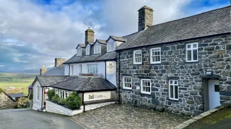 Castle Cottage Inn Отели в г. Llanbedr