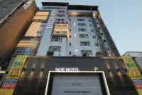 Jade Hotel