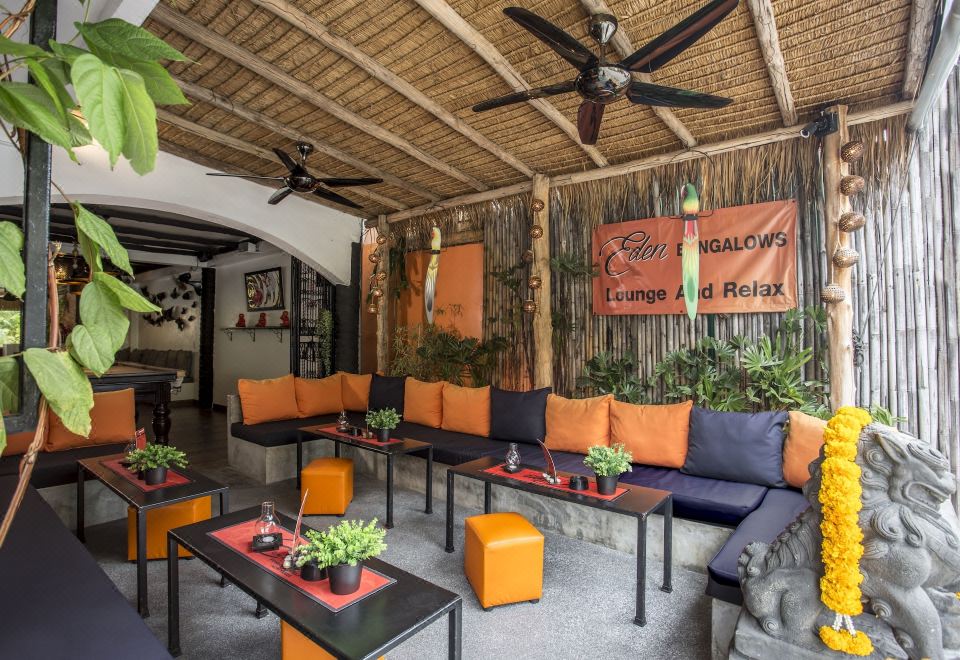 야외 수영장에서 휴식을 취하는 사람들의 모습