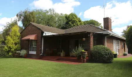 Sunbird Guest House Отели в г. Хараре