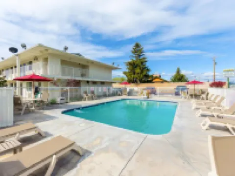 Motel 6 Klamath Falls, or Hotels in Altamont