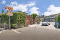 The Greens Hotel on Del Paso - parkir