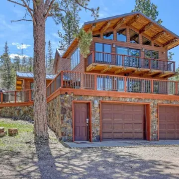 Charming 3-bedroom chalet right off the ski slopes!