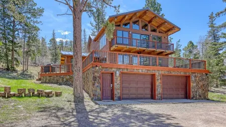 Charming 3-bedroom chalet right off the ski slopes!
