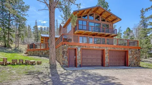 Charming 3-bedroom chalet right off the ski slopes!