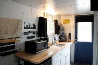 Cozy cabin with queen memory foam bed in peaceful spot outside town Hotels in Allen County