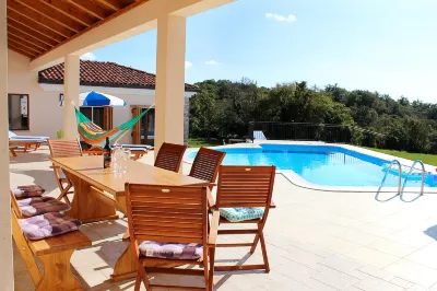 Villa Arton Heated Swimming-Pool