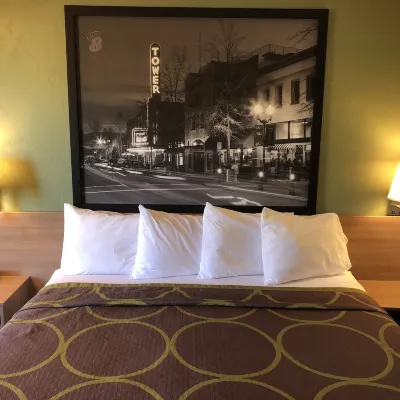 Super 8 by Wyndham Bend Hotels near Oregon State University-Cascades