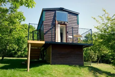 Extraordinary Huts Ltd Hotels in Udimore