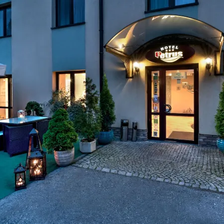 Hotel Petrus Отели рядом с достопримечательностью «Дебники»