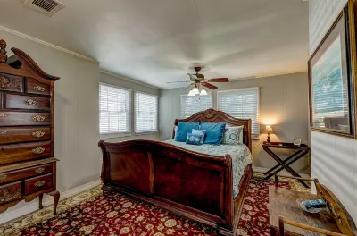 Steele Cottage Hotels near Lower Mississippi River Museum