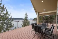 Rockford Bay Retreat: Your Private Waterfront Resort